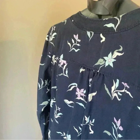 Womens Duluth Trading Floral wrap top Shirt Navy Size Small S - Picture 6 of 12